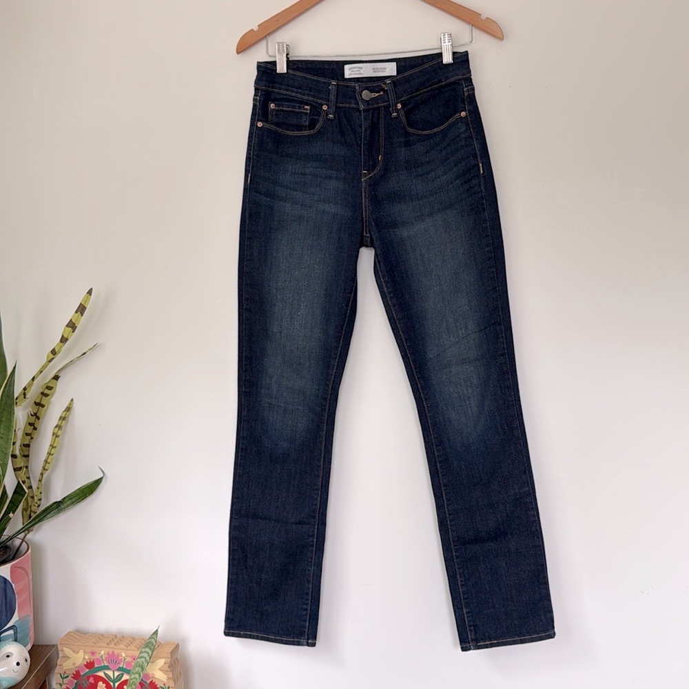 Levi's mid rise straight leg, dark blue wash Jeans Signature 27 32 like new